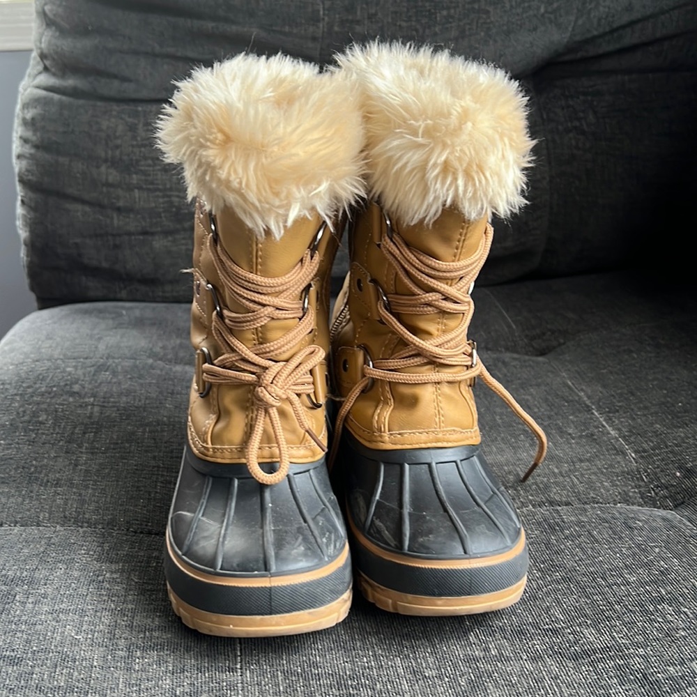 Snow boots with faux fur . Dream pairs in tan and black . Thinsulate insulation